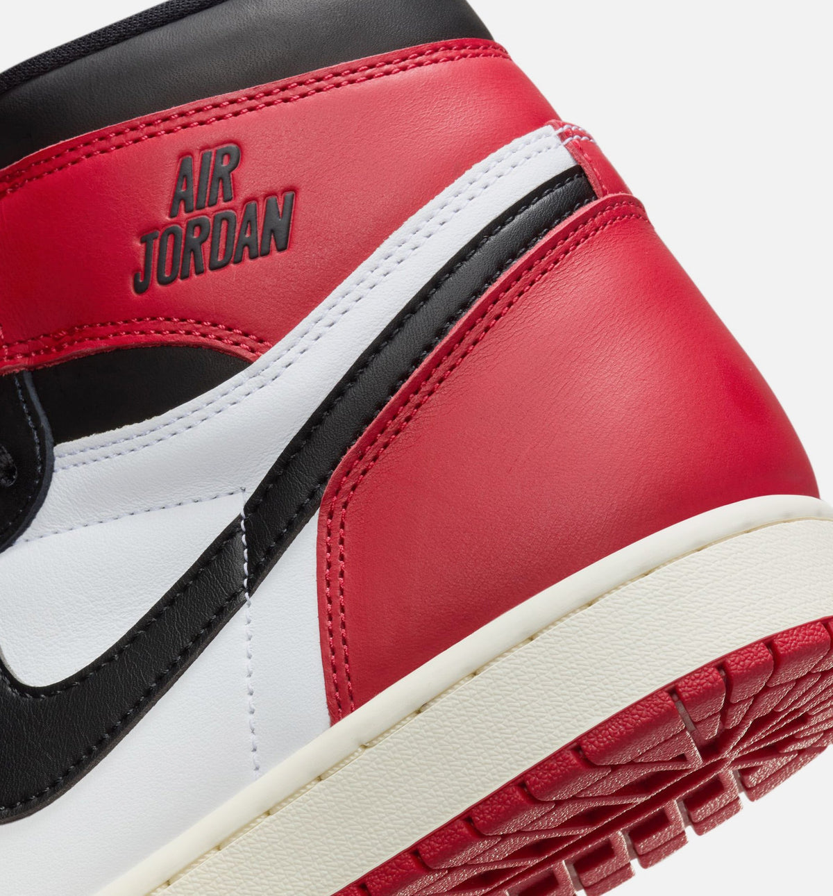 Air Jordan 1 Retro High OG Black Toe – Men's Lifestyle Shoe in White/Black/Varsity Red/Sail