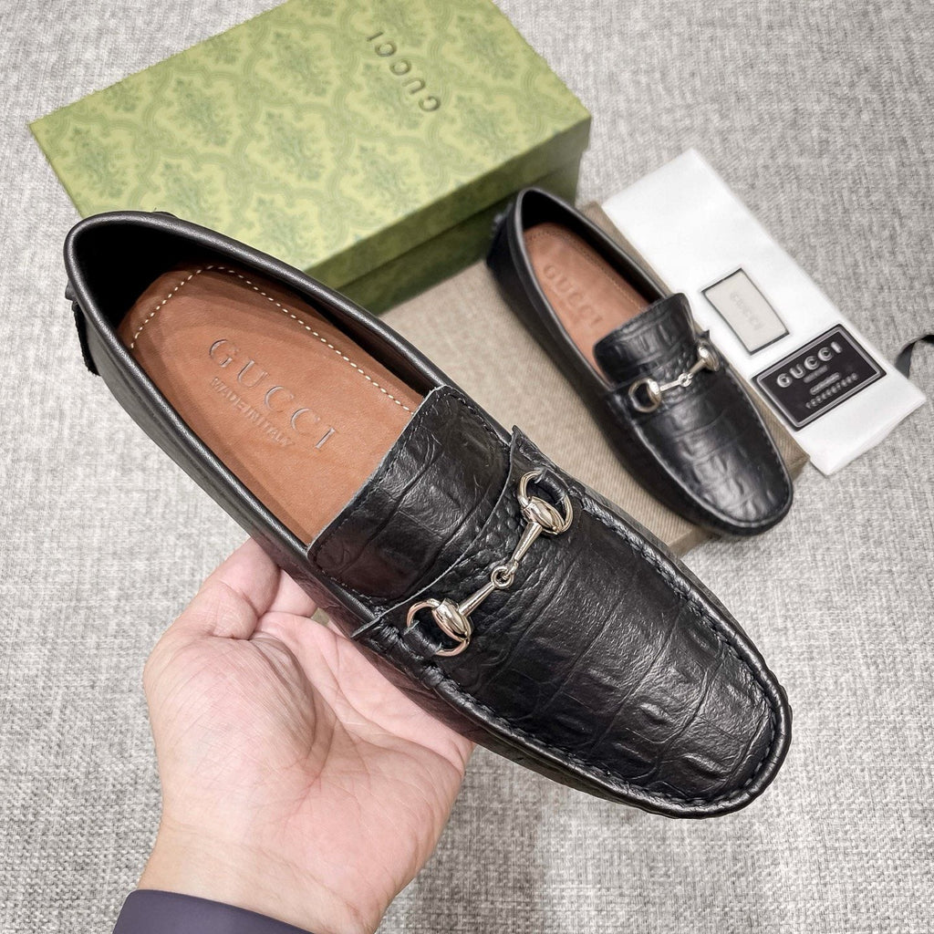Gucci Men's Black Textured Loafers - Moc-Toe Stitching